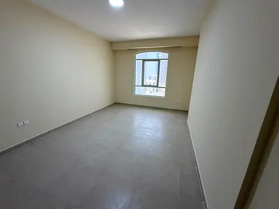 باركن مجاني_شهر مجاني_ غرفة ماستر_ 2 حمام_ مطبخ أمريكي_ خزائن بالحائط_تكييف مركزي_ غاز مركزي