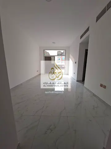 🌟 شقة فاخرة بأول سكن، بتشطيبات سوبر ديلوكس ومساحات واسعة جدًا، في موقع استراتيجي أمام مول مركز وقريب من أكاديمية عجمان ومدرسة الشويفات، مع سهولة الوص