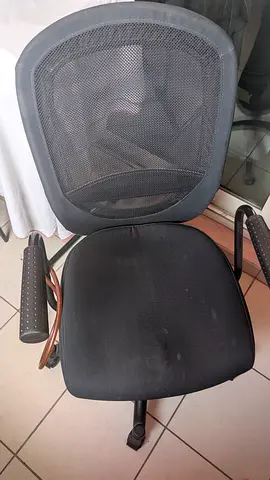 Black Mesh Office Chair with Armrests and Adjustable Height