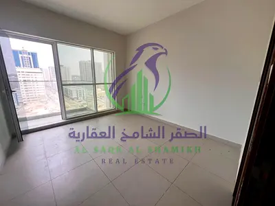 شقة غرفتين وصالة للإيجار السنوي في الخان الشارقة غرفة ماستر مع بلكونة إطلالة مفتوحة ثلاثة حمامات باركينغ مجاني موقع مميز قريب من دبي