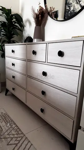 Homes R Us Beige/Oak Chest of 9-drawer dresser with black knobs - Excellent Condition