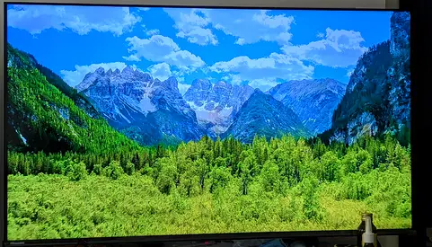 Hisense 40" FHD Smart TV – Like New (Box, Remote, Wall Mount Brand warranty & Extended Warranty)
