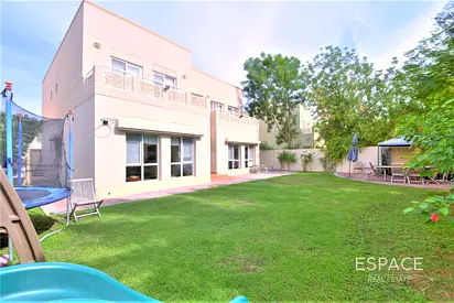Meadows | Spacious Living Room | Big Landscaped Garden