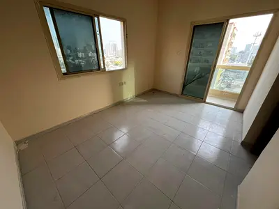 غرفة وصالة_ بلكونة_تكييف مركزي_ بجوار نستو هايبر ماركت_  سهل المخرج للشارقة ودبي
