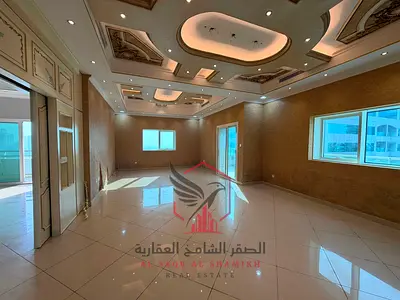اربع غرف و 2 صالة مع تراس باطلالة بحرية مفتوحة و 4 بلكونات و تكيف مجانا على المالك و باركين مجانا و 3 غرف تخزين و جميع الغرف ماستر