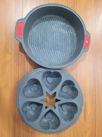 MOVING OUT SALE: Baking Non-stick Heart Mold and Round Mold
