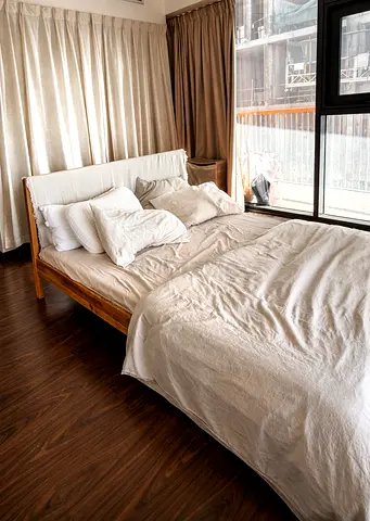 Solid wood king-size bed frame with mattress included with pick up very strong bed only one the bed