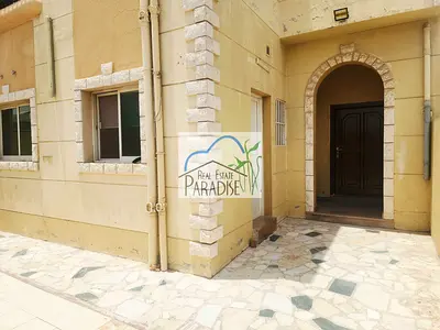 available private entrance / 3 Bedrooms villa / tv lounge / 3 parking space 1 covered /fitted kitch