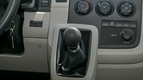 2025 Toyota HIACE — фото 12