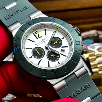 This Bvlgari Aluminium watch features a bold black rubber bezel with signature engraving and a white