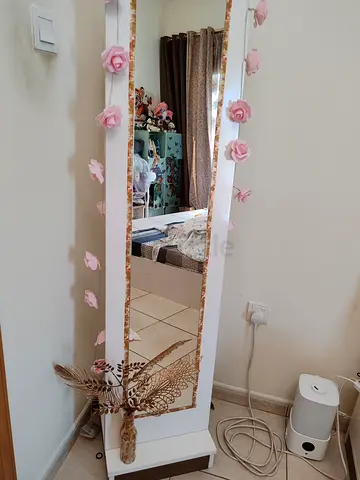 Full mirror with stand in good condition