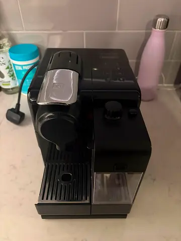 De'Longhi Nespresso Lattissima with Capsule Holder
