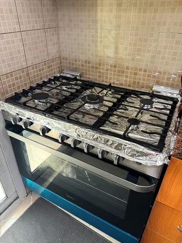 Large built-in gas range with 6 burners and oven — Immaculate condition-Rarely used -11months old