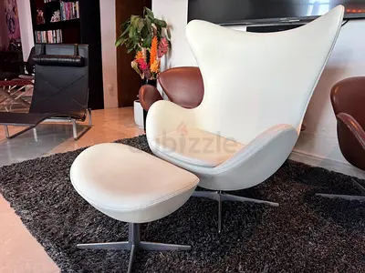 Fritz Hansen Egg Chair by Arne Jacobsen with Foot Stool, white natural leather