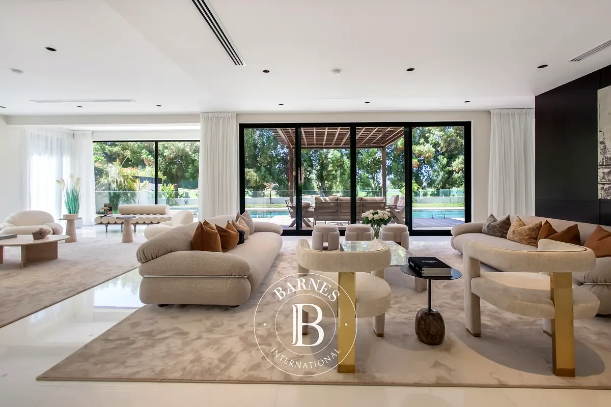 SPECTACULAR, FULLY RENOVATED & FURNISHED HOME