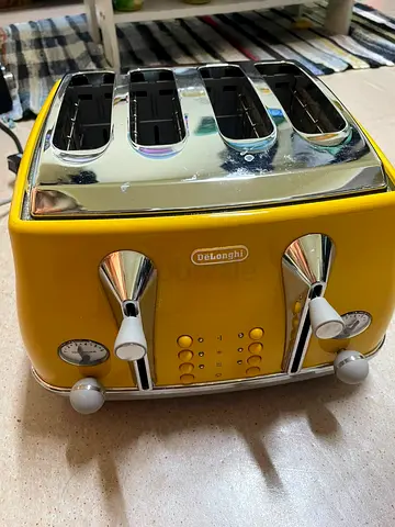 DeLonghi 4-Slice Toaster - Yellow, Good Working Condition good as new
