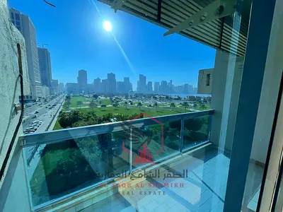 شهر مجاني، غاز مركزي، تاور عائلي، صيانة مجانية. غرفتان وصالة، 2 حمام، إطلالة بحريه مباشرة على كورنيش وحديقة المجاز، موقع حيوي وقريب لكل الخدمات