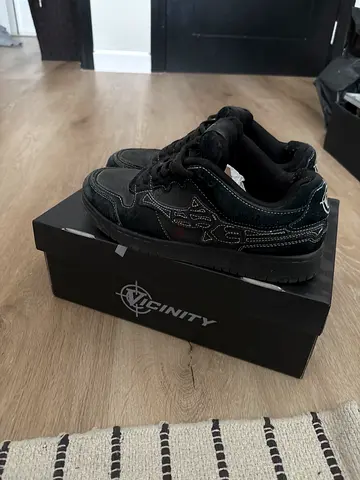 Akimbo Lows phantom black
