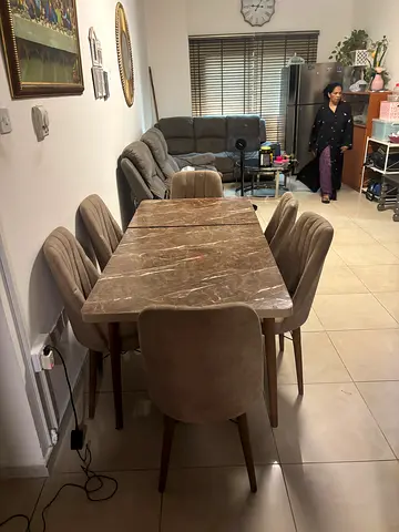 IKEA Extendable Dining Table with 6 Chairs – Marble Effect Top – AED 1,000