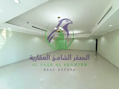 شقة أربع غرف وصالة واسعة للإيجار مع تكييف مجاني وإطلالة بحرية وباركن وجيم ومسبح وغرفة خادمة
