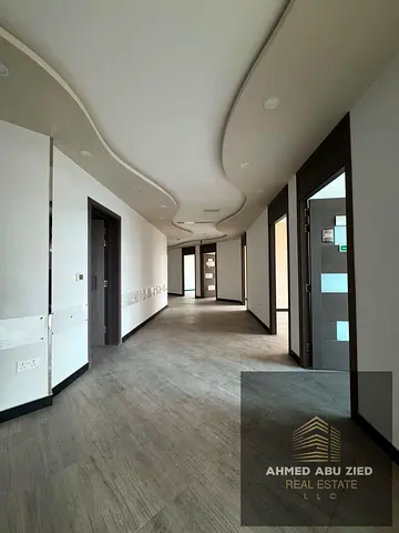 Clinic for annual rent in Al Majaz 1, Sharjah, first row on the Corniche, 20 fully equipped rooms, 7000 sq ft, air conditioning and free parking. Exce