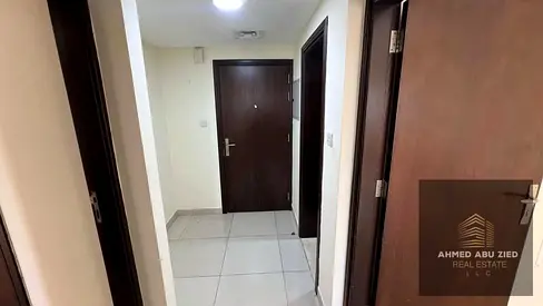 شقة واسعة بغرفة نوم واحدة - مبنى عائلي - موقف سيارات - غاز مركزي - تكييف مركزي - تشطيبات عصرية - مساحات ممتازة - قريبة من دبي والشارقة