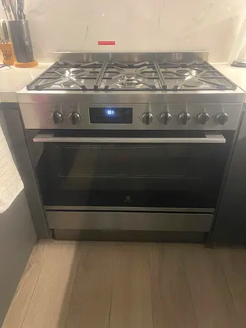 Electrolux 90cm Stainless Steel Gas Range with Electric Oven - Brand new Condition