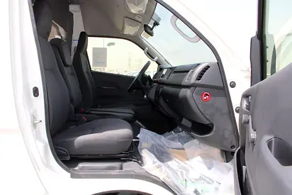 2025 Toyota HIACE — фото 15
