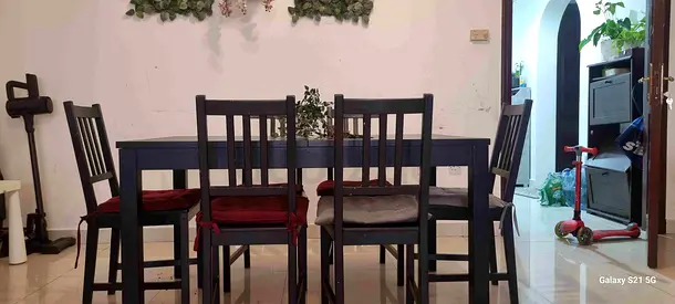 Extendable IKEA Dining Table with 6 chairs