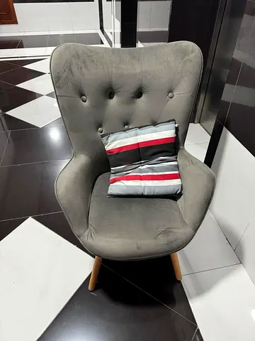 Elegant Velvet Accent Chair with Buttons