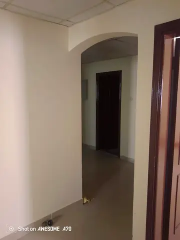 شقة غرفتين وصالة بمساحة واسعة للإيجار في المجاز 3، الشارقة خيار ممتاز للسكن العائلي في موقع متميز بحي المجاز 3 القريب من جميع الخدمات.