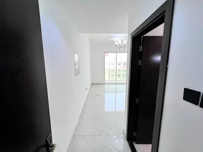 اول ساكن - غرف ماستر - بلكونه اطلالة مفتوحه - تكيف مركزي - سهله المخرج لطريق الشيخ محمد بن زايد