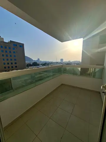 📍شقة للإيجار السنوي – المجاز 3 🌅 إطلالة مفتوحة على البحيرة 🏡 غرفة وصالة 🌿 بلكونة 🗄️ خزائن حائط 🛁 حمام واحد 🚗 باركن مجاني