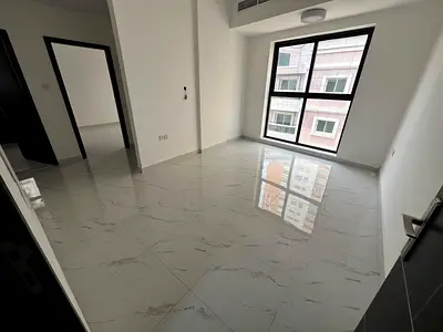 أول ساكن_غرفتين وصالة_ 2 حمام_ تكييف مركزي_ سهل المخرج للشارقة ودبي