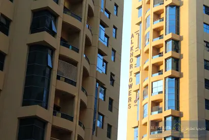 شقة غرفتي نوم واسعة للإيجار | شرفة | شاغرة | أبراج الخور، عجمان