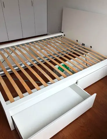 White wooden storage bed frame with drawers - Queen size