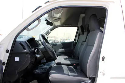 2025 Toyota HIACE — фото 6