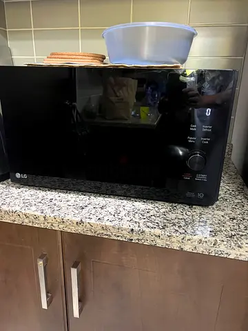 LG countertop microwave oven - black, Excellent working condition