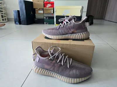 Used Yeezy-style casual sneakers | US 10.5