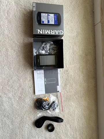 Garmin Edge 1040 with mounts and accessories - working condition