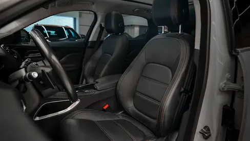 صورة 10 لـ 2019 Jaguar F-PACE