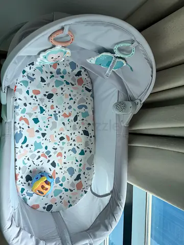 Fisher Price soothing view projection bassinet with bed and mobile - barely used