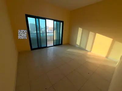 شقة سكنية عائلية واسعة ومميزة للإيجار في إمارة عجمان وتحديداً في منطقة الراشدية 3 الحيوية ضمن أبراج الفالكون