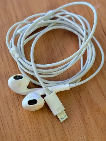 Used Apple Lightning EarPods - working condition