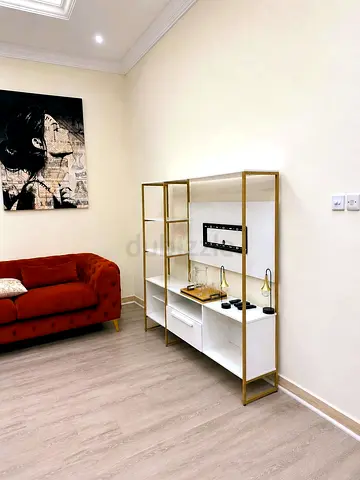 White Tall Chest of Drawers - Excellent Condition | وحدة أدراج بيضاء طويلة حالة ممتازة
