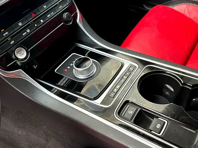 صورة 17 لـ 2016 Jaguar XE