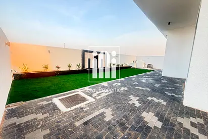 أول سـاكـن | تـشـطيبات ممـتـازة | فـيـلا مـودرن 5 غرف مـاسـتـر + خـادمـة | حـوش كـبـيـر |