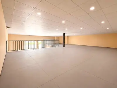 * الموقع: المنطقة الصناعية. * على بعد دقيقتين فقط بالسيارة من مخرج دبي.* مستودع بمساحة 7,000 قدم مربع مع طابق نصفي.