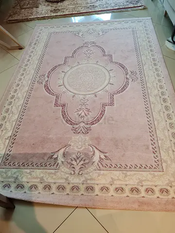 Beautiful carpet only 30 aed