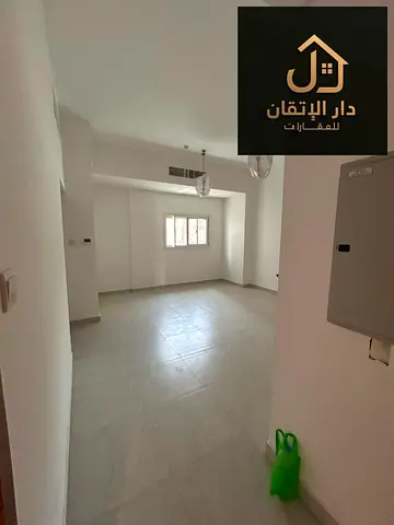 فرصة ذهبية للإيجار شقة غرفة وصالة منطقة البوطينة اول ساكن  يوجد تكيف مركزي